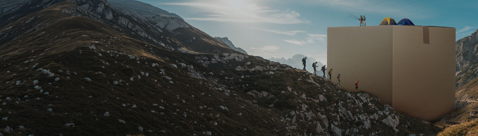 Paket mit Outdoorausrüstung steht im Gebirge.